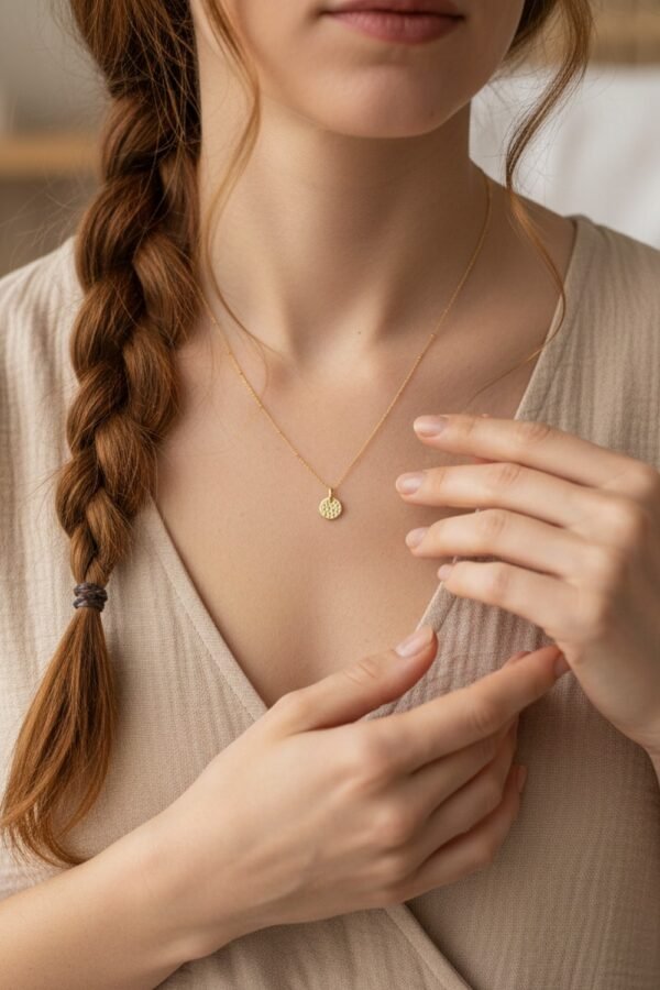 Collier personnalisé mini médaille ronde martelée or EMPREINTE