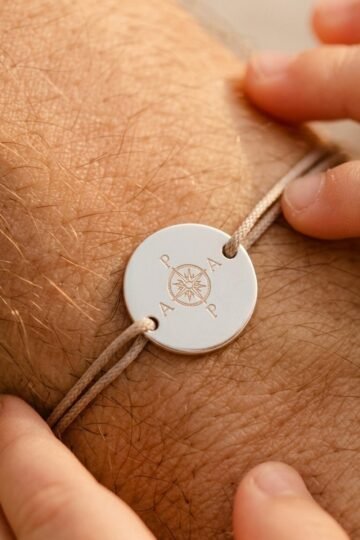 Alternative view of Bracelet papa personnalisé ajustable disque argent cordon rose des vents MON GUIDE
