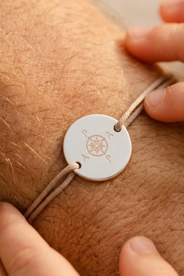 Alternative view of Bracelet papa personnalisé ajustable disque argent cordon rose des vents MON GUIDE