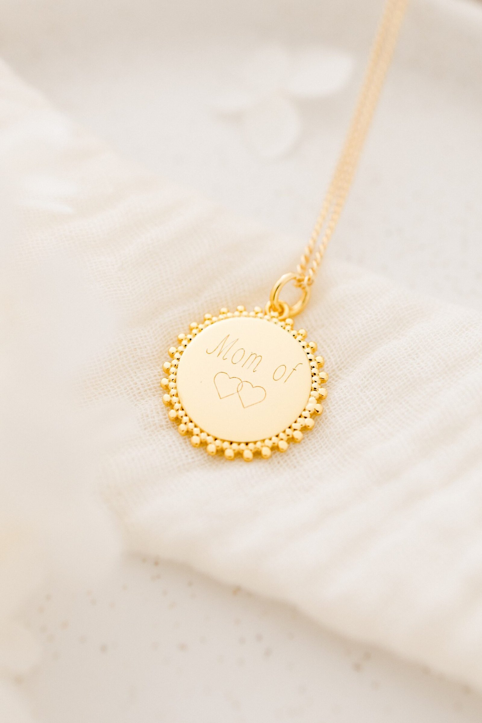 Collier personnalisé médaille gravée or éclat MOM OF 2