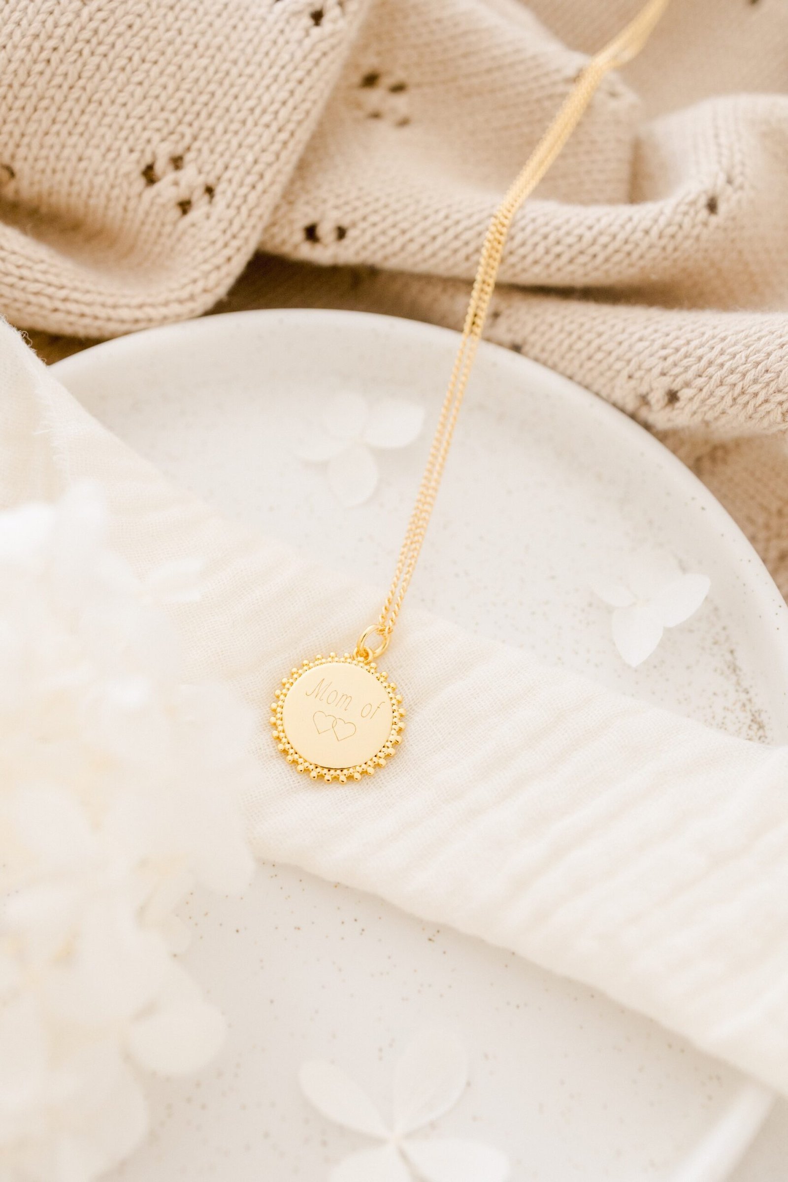Collier personnalisé médaille gravée or éclat MOM OF 2 – Image 3