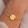 Bracelet personnalisé cordon médaille ronde gravée TALISMANS – Image 3