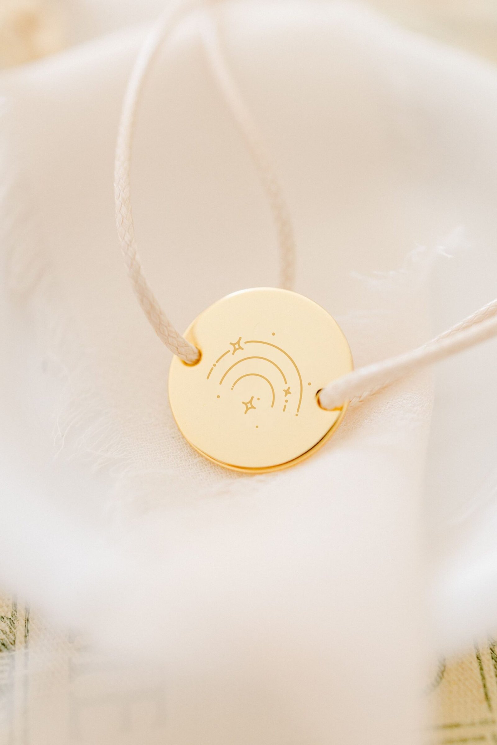 Bracelet personnalisé cordon médaille ronde gravée TALISMANS