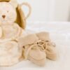Kit naissance bebe chaussons et bonnet béguin tricotés taupe 100% coton 0-6 mois BIENVENUE AU MONDE – Image 3