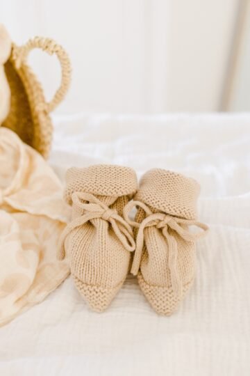 Chaussons de naissance tricotés taupe 100% coton 0-6 mois BIENVENUE AU MONDE
