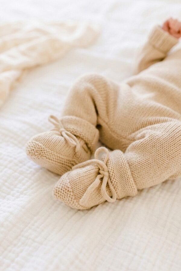 Chaussons pour bébés tricotés taupe 100% coton 0-6 mois BIENVENUE AU MONDE