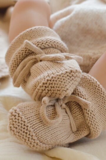 Alternative view of Chaussons de naissance tricotés taupe 100% coton 0-6 mois BIENVENUE AU MONDE