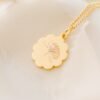 Collier fleur de naissance personnalisable médaille corolle ECLOSION – Image 2