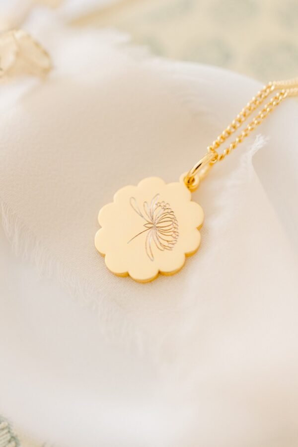 Alternative view of Collier fleur de naissance personnalisable médaille corolle ECLOSION