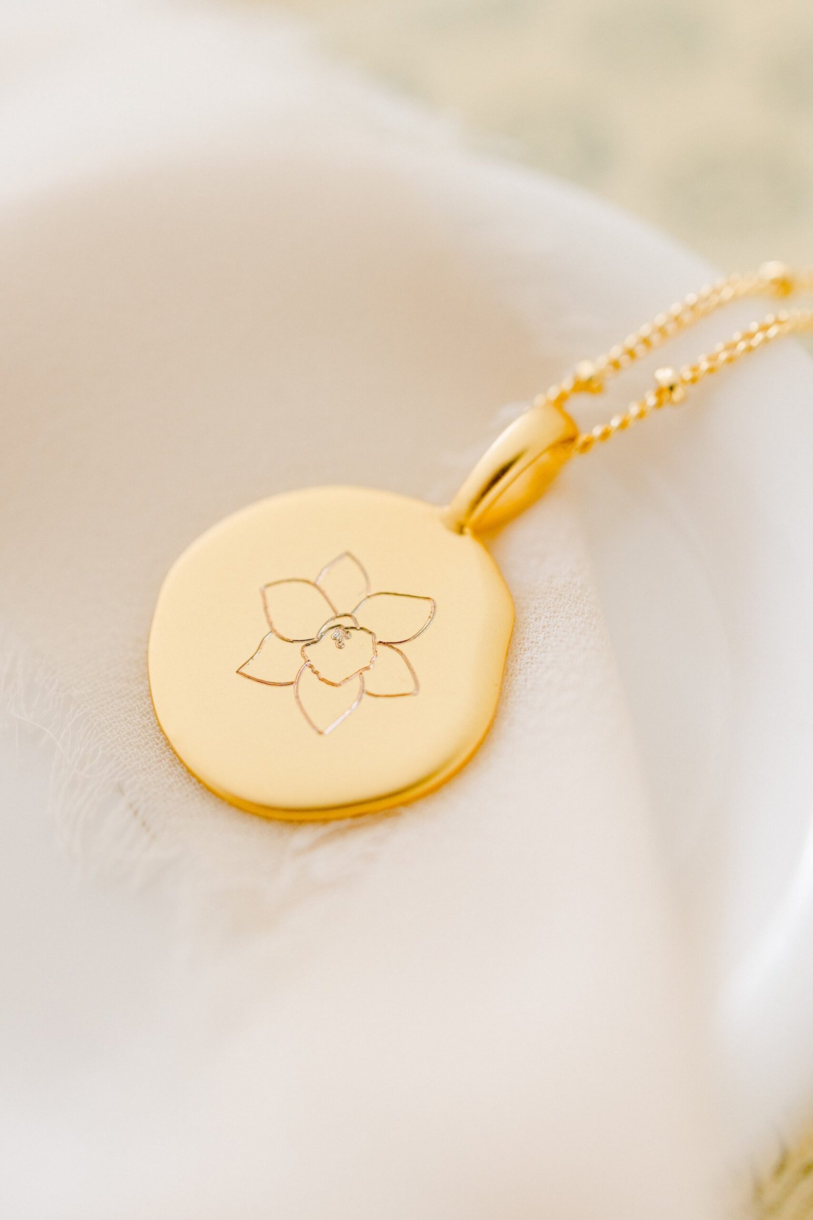 Collier fleur de naissance personnalisable médaille moon ECLOSION – Image 3