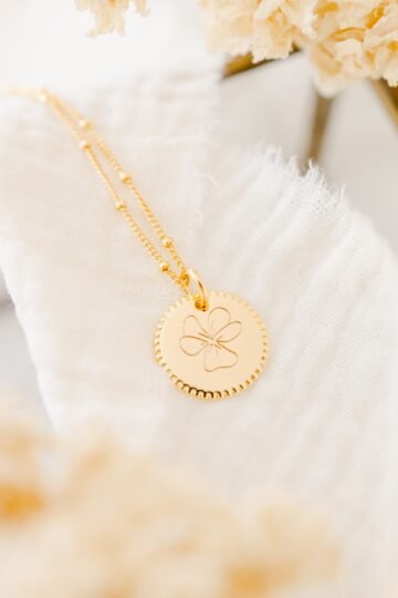 Alternative view of Collier fleur de naissance personnalisable médaille perlée ECLOSION