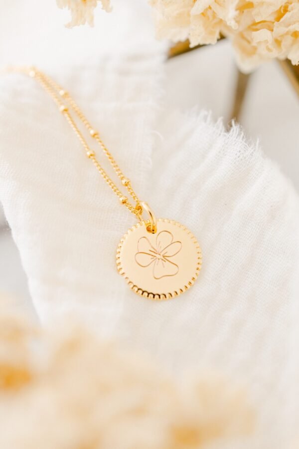 Alternative view of Collier fleur de naissance personnalisable médaille perlée ECLOSION