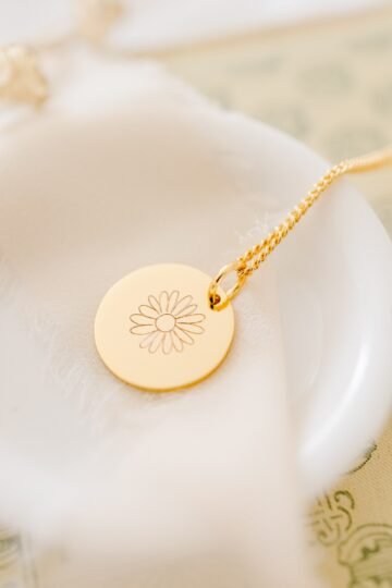 Collier fleur de naissance personnalisable médaille ronde ECLOSION