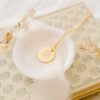 Collier fleur de naissance personnalisable médaille ronde ECLOSION – Image 3