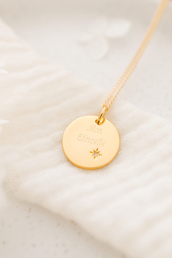 Collier personnalisé médaille ronde or sertie oxyde de zirconium MON ETINCELLE