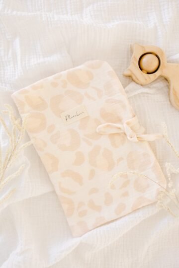 Alternative view of Protège carnet de santé léopard 100% mousseline de coton MON COEUR FAIT GRAOU