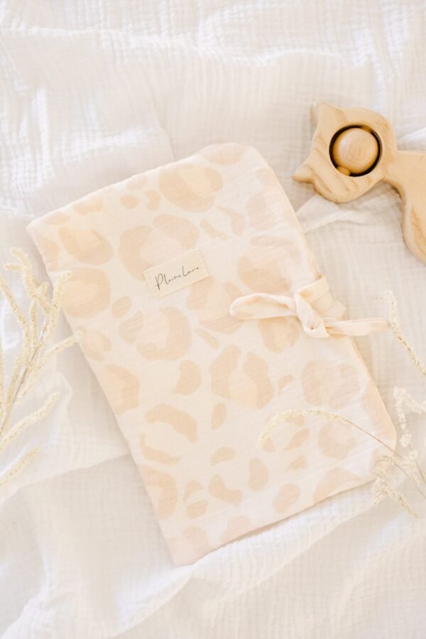 Alternative view of Protege carnet de sante bebe léopard 100% mousseline de coton MON COEUR FAIT GRAOU