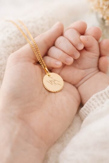 Pendentif personnalisé médaille ronde or mains liées PREMIER LIEN
