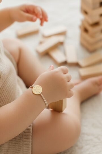 Alternative view of Bracelet personnalisé cordon enfant médaille ronde gravée PÂQUERETTE