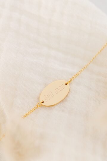 Alternative view of Gourmette de baptême personnalisée enfant or ovale ÉPURE