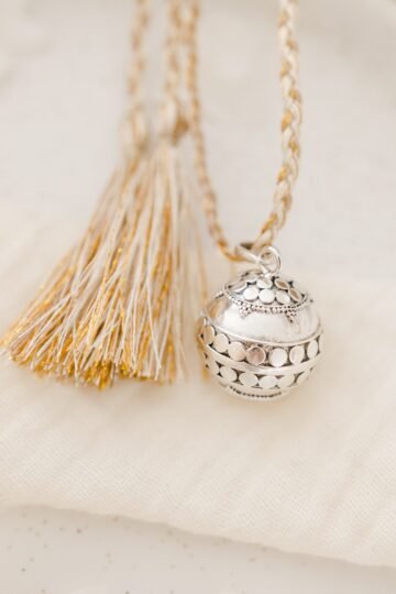 Alternative view of Bola de grossesse indonésien couronne BALI - cordon de soie