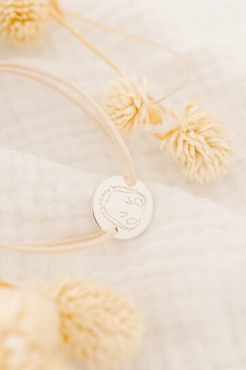 Bracelet personnalisé cordon enfant médaille ronde gravée PETIT HERISSON