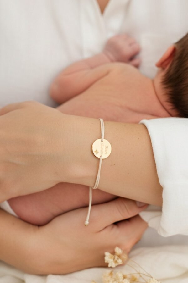 Alternative view of Bracelet personnalisé cordon médaille ronde oxyde de zirconium EPURE