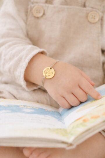 Bracelet personnalisé cordon enfant médaille ronde gravée PETIT LION