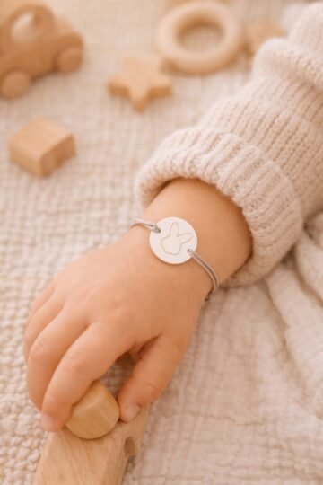 Bracelet personnalisé cordon enfant médaille ronde gravée PETIT LAPIN