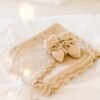 Coffret naissance layette chaussons, béguin et couverture tricotés taupe 100% coton  BIENVENUE AU MONDE – Image 2