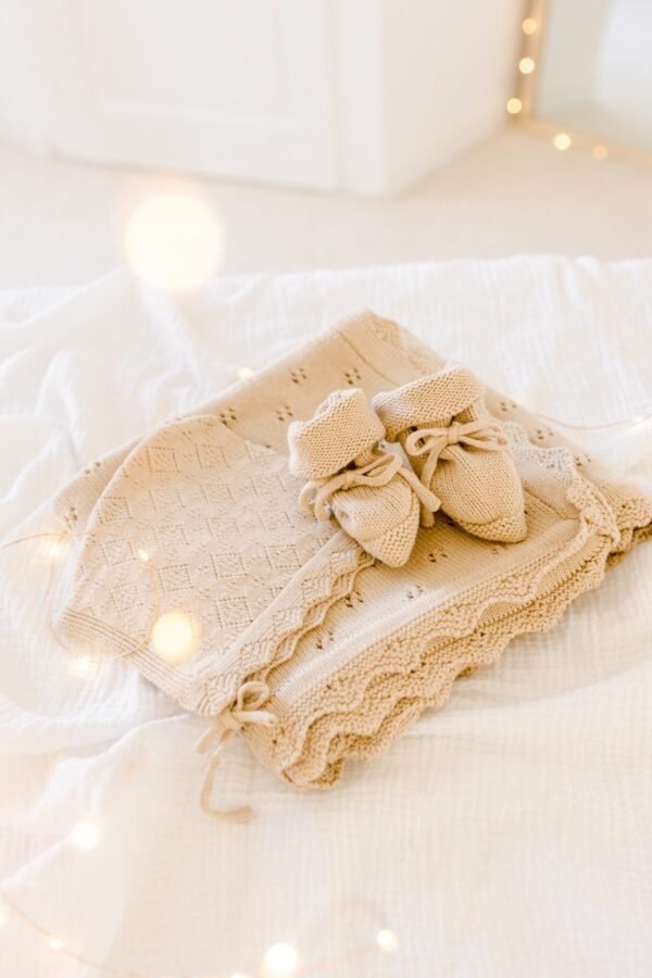 Alternative view of Coffret naissance layette chaussons, béguin et couverture tricotés taupe 100% coton  BIENVENUE AU MONDE