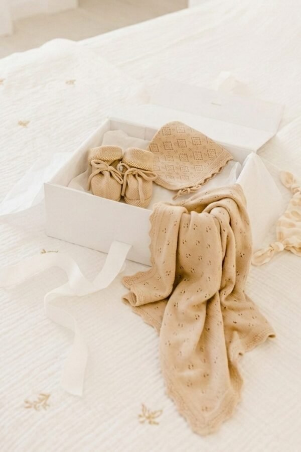 Coffret naissance layette chaussons, béguin et couverture tricotés taupe 100% coton  BIENVENUE AU MONDE