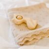 Couverture bebe naissance tricotée taupe 100% coton BIENVENUE AU MONDE – Image 5