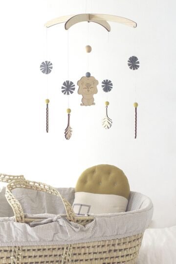 Mobile bébé lion en bois RÊVE DE SAVANE