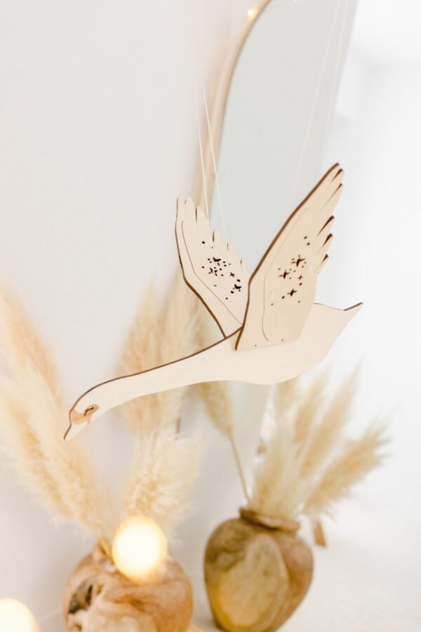 Alternative view of Mobile pour bebe grand oiseau en bois SA MAJESTE LE CYGNE