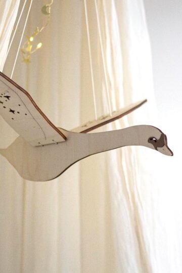 Alternative view of Mobile pour bebe grand oiseau en bois SA MAJESTE LE CYGNE