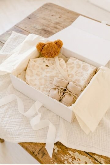 Coffret cadeau naissance bébé chaussons + lange + bavoir + attache tétine