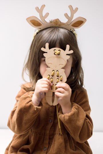 Alternative view of Poupée à lacer en bois animaux PETITE BICHE