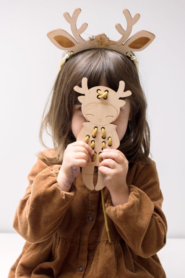 Alternative view of Jeu en bois poupée à lacer animaux PETITE BICHE