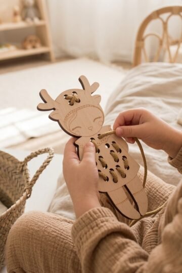 Poupée à lacer en bois animaux PETITE BICHE