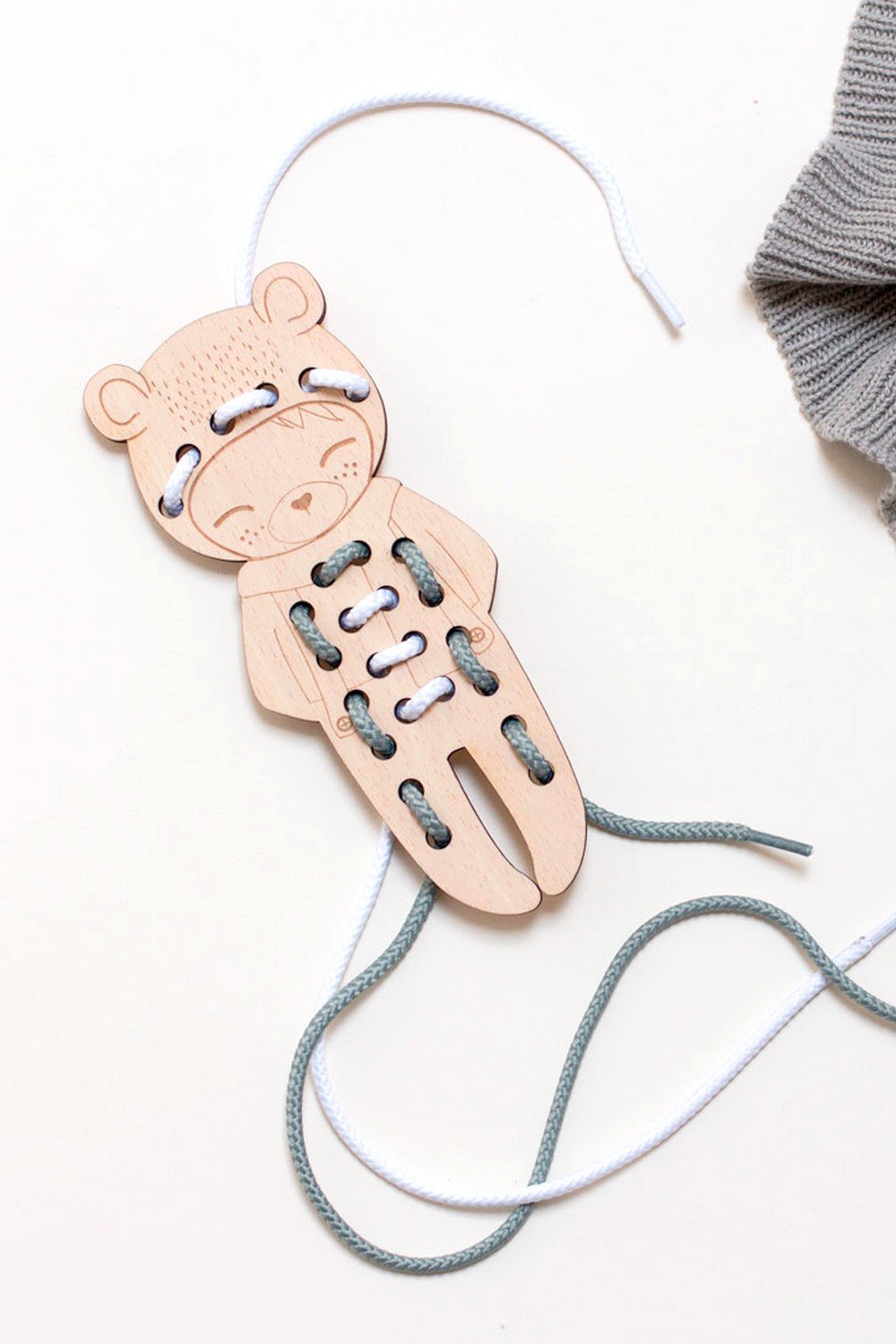 Poupée à lacer en bois animaux PETIT OURS – Image 3