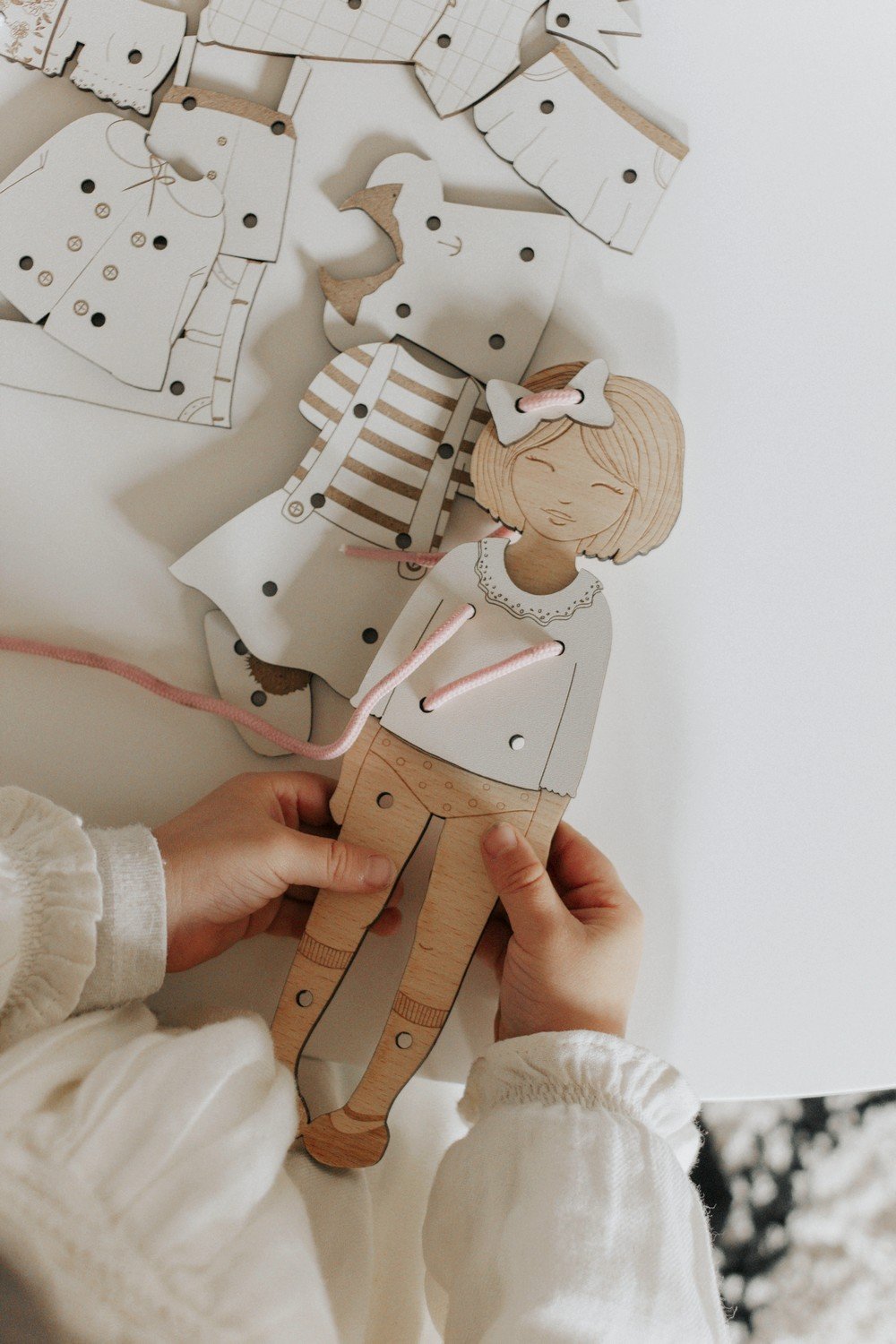 Poupée à lacer et habiller JOLIE DEMOISELLE – Image 3