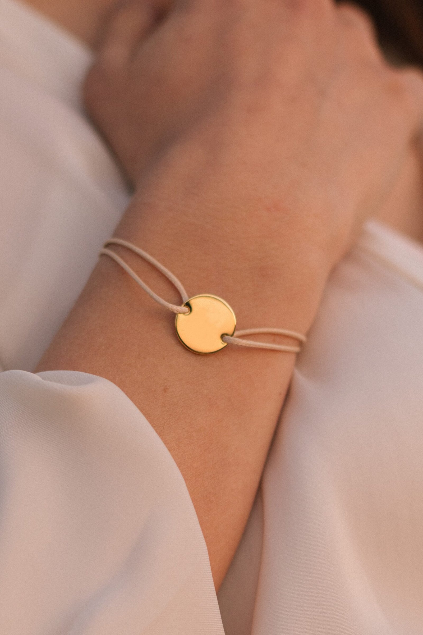 Bracelet personnalisé cordon médaille ronde gravée EMOTIONS DOUCES – Image 4
