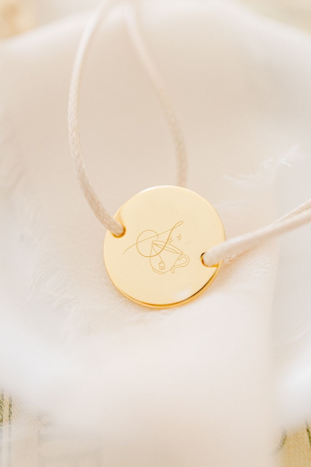 Bracelet personnalisé cordon médaille ronde gravée EMOTIONS DOUCES