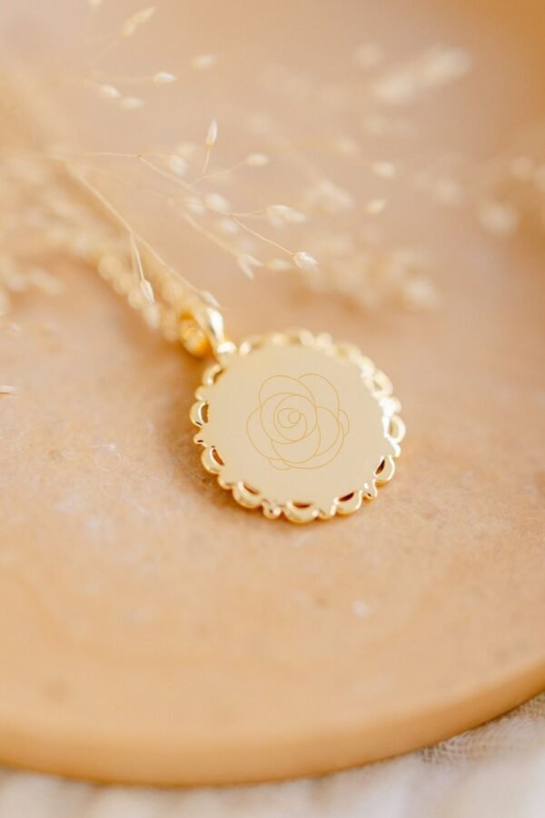 Collier fleur de naissance personnalisable médaille dentelle ECLOSION