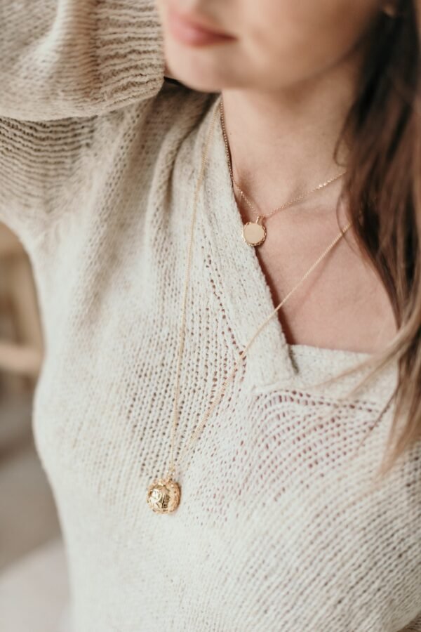 Alternative view of Collier fleur de naissance personnalisable médaille dentelle ECLOSION