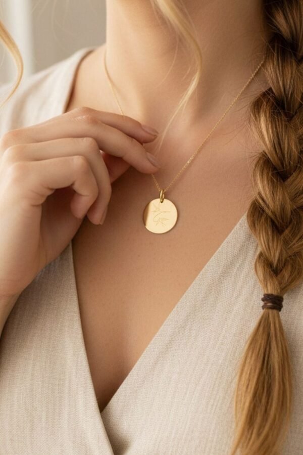 Alternative view of Pendentif personnalisé médaille ronde or lettre initiale EMOTIONS DOUCES