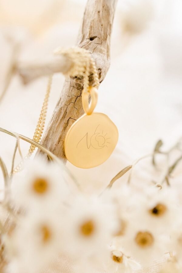 Pendentif personnalisé médaille moon or lettre initiale EMOTIONS DOUCES