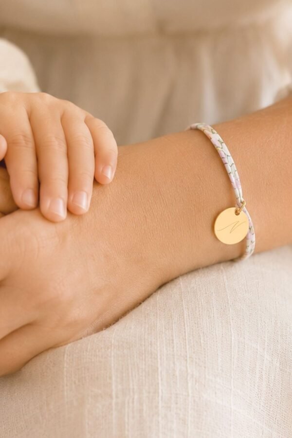 Bracelet cordon liberty médaille ronde gravée intiale LA LETTRE