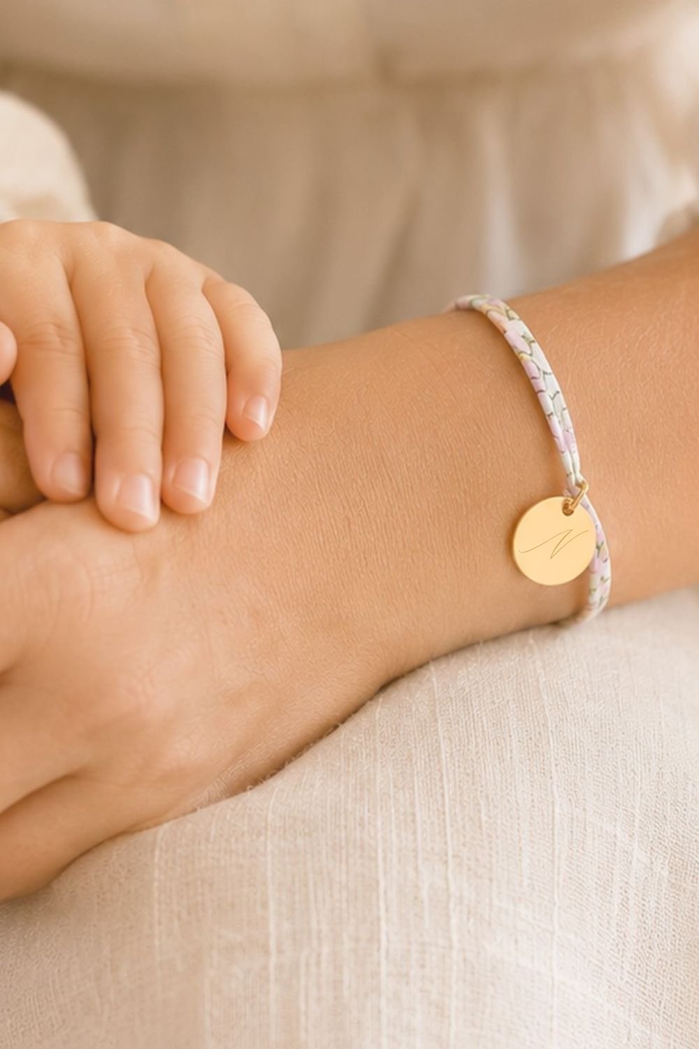 Bracelet cordon liberty médaille ronde gravée intiale LA LETTRE